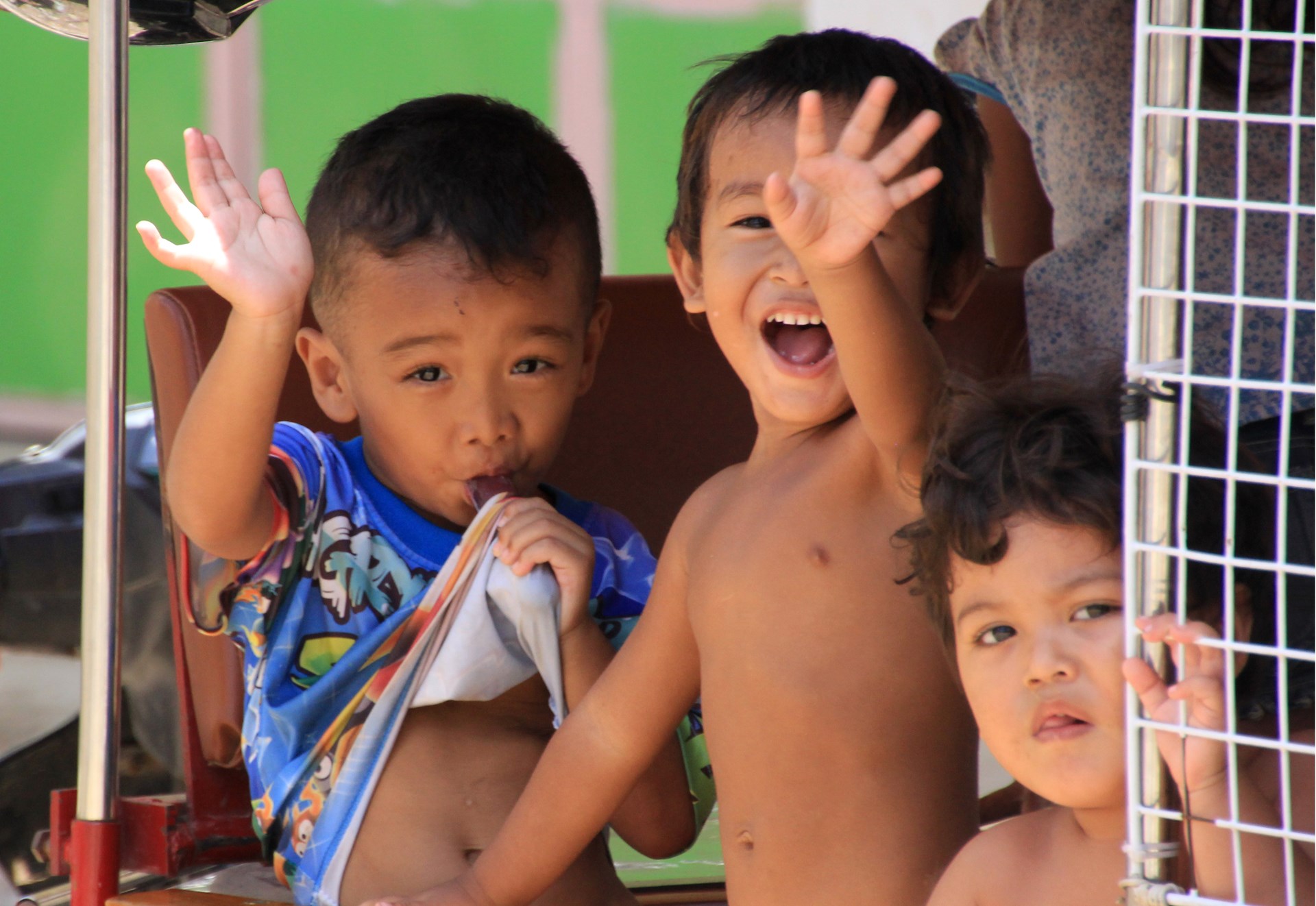 drie zwaaiende jochies.JPG